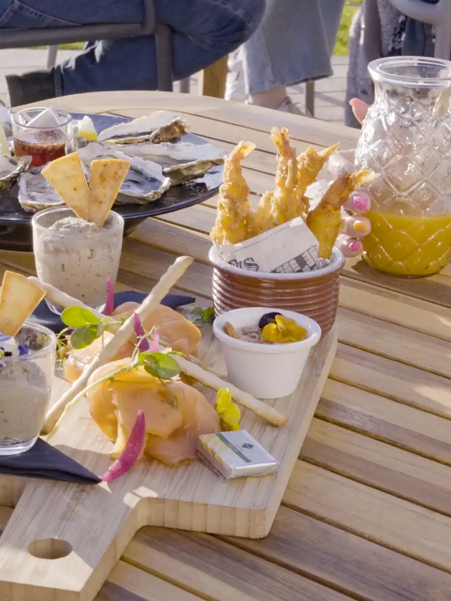 Apéritif en terrasse vue mer au restaurant La Villa Saint Jean Les Sables d’Olonne Apéritif en terrasse vue mer au restaurant La Villa Saint Jean Les Sables d'Olonne