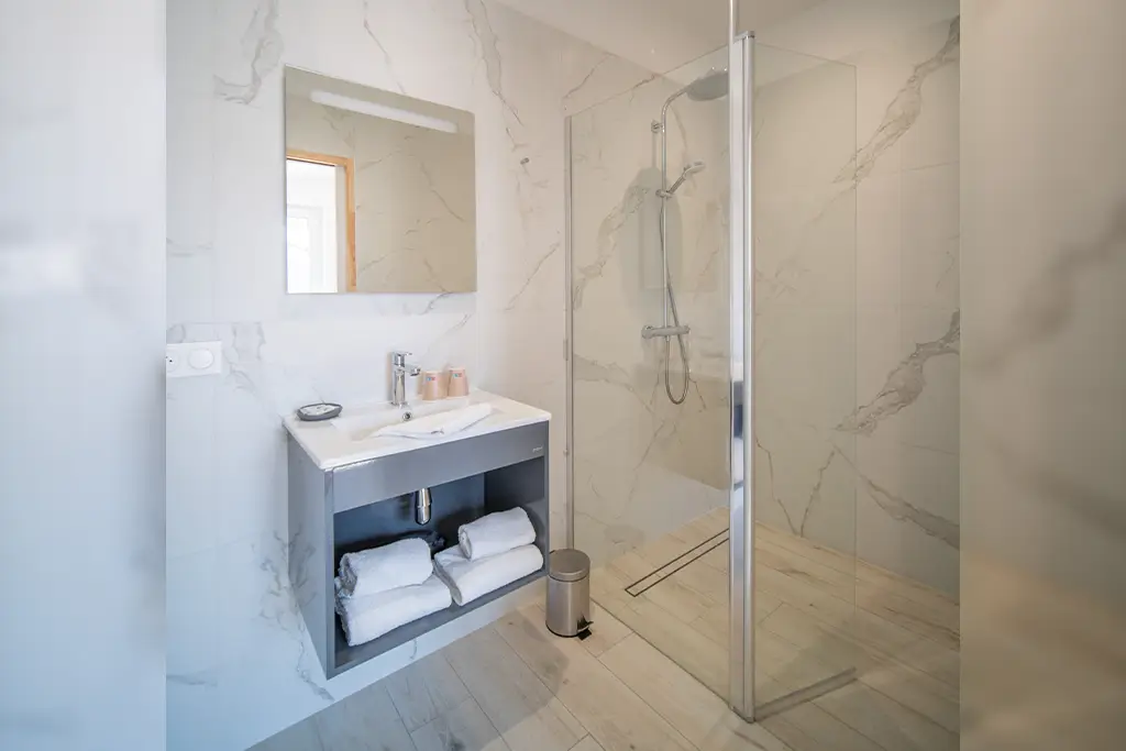 chambre luxe avec salle d'eau à Les Sables d'Olonne hôtel La Villa Saint Jean