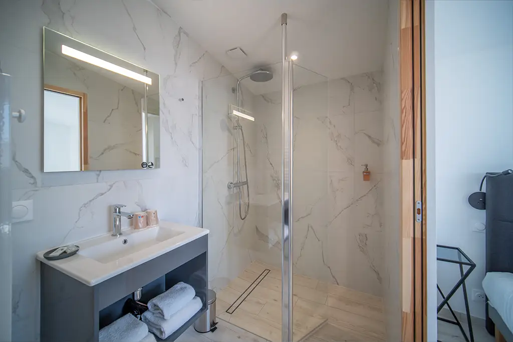 chambre luxe avec douche spacieuse à Les Sables d'Olonne hôtel La Villa Saint Jean