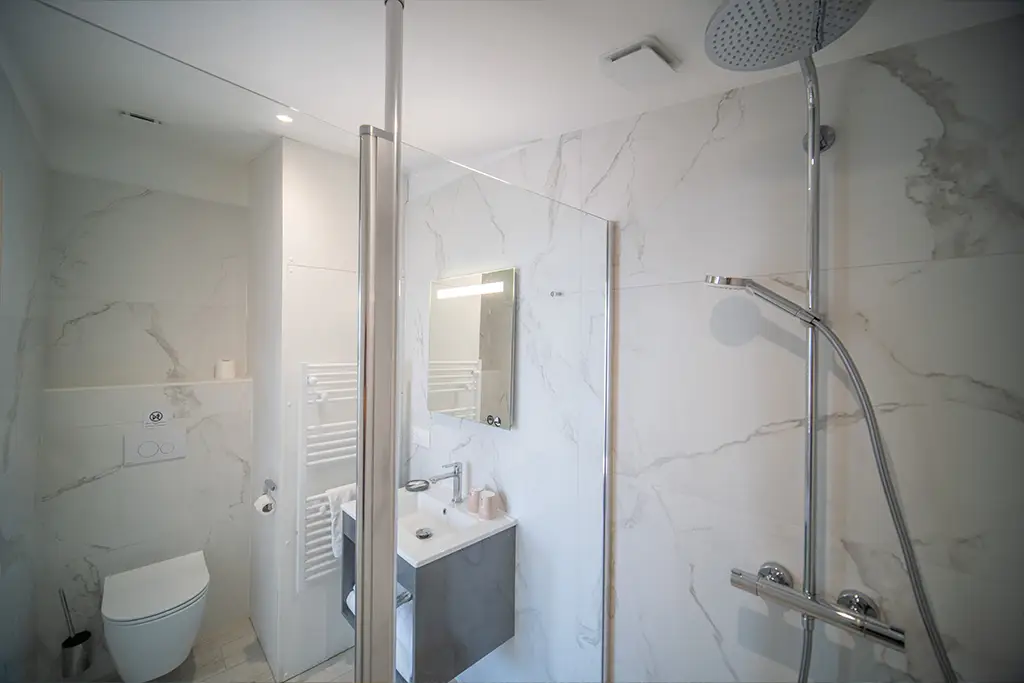 chambre luxe avec douche spacieuse à Les Sables d'Olonne hôtel La Villa Saint Jean