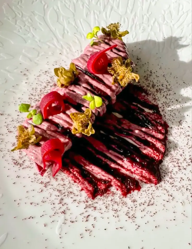 Plat du chef Antoine Loiret au restaurant La Villa Saint Jean aux Sables d’Olonne Plat du chef Antoine Loiret au restaurant La Villa Saint Jean aux Sables d'Olonne